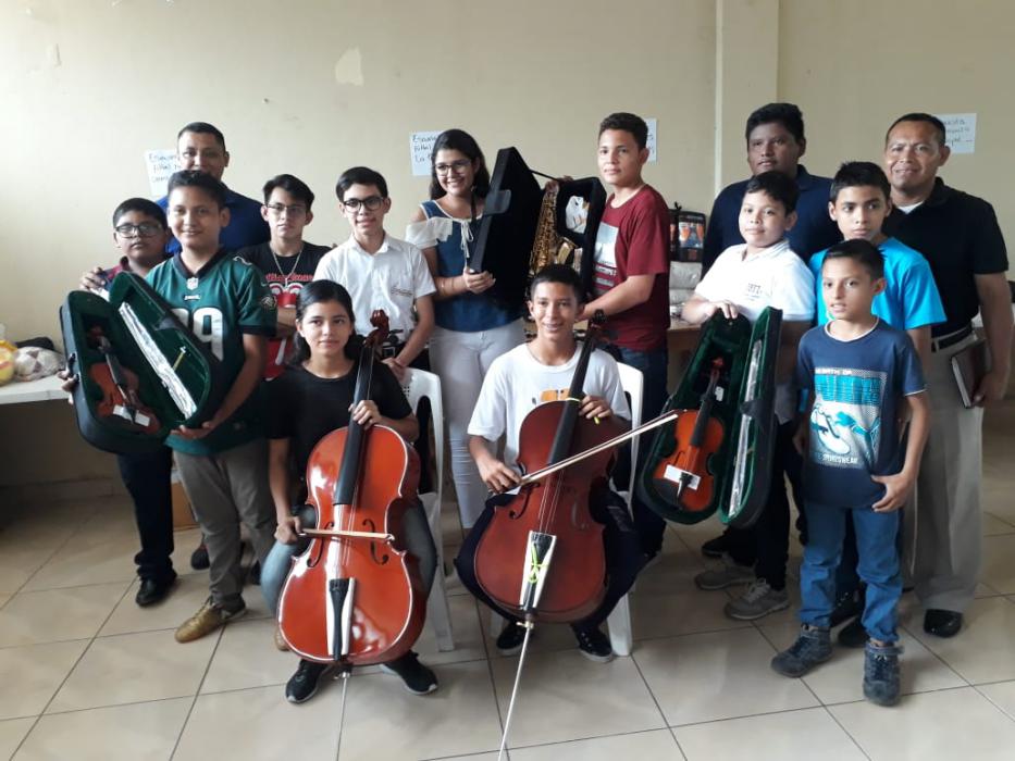 ministra-chichilco-entrega-implementos-deportivos-y-musicales-a-escuelas-de-zacatecoluca